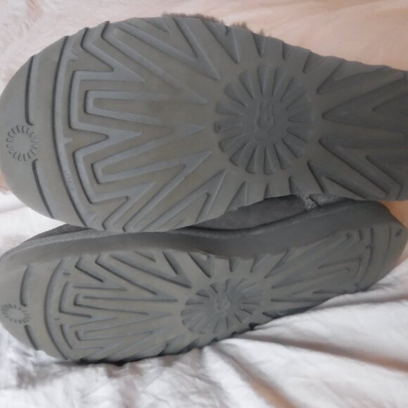 Ugg Boots Gray Womens Size 7 Black Side Buttons pre Owned - Picture 6 of 9